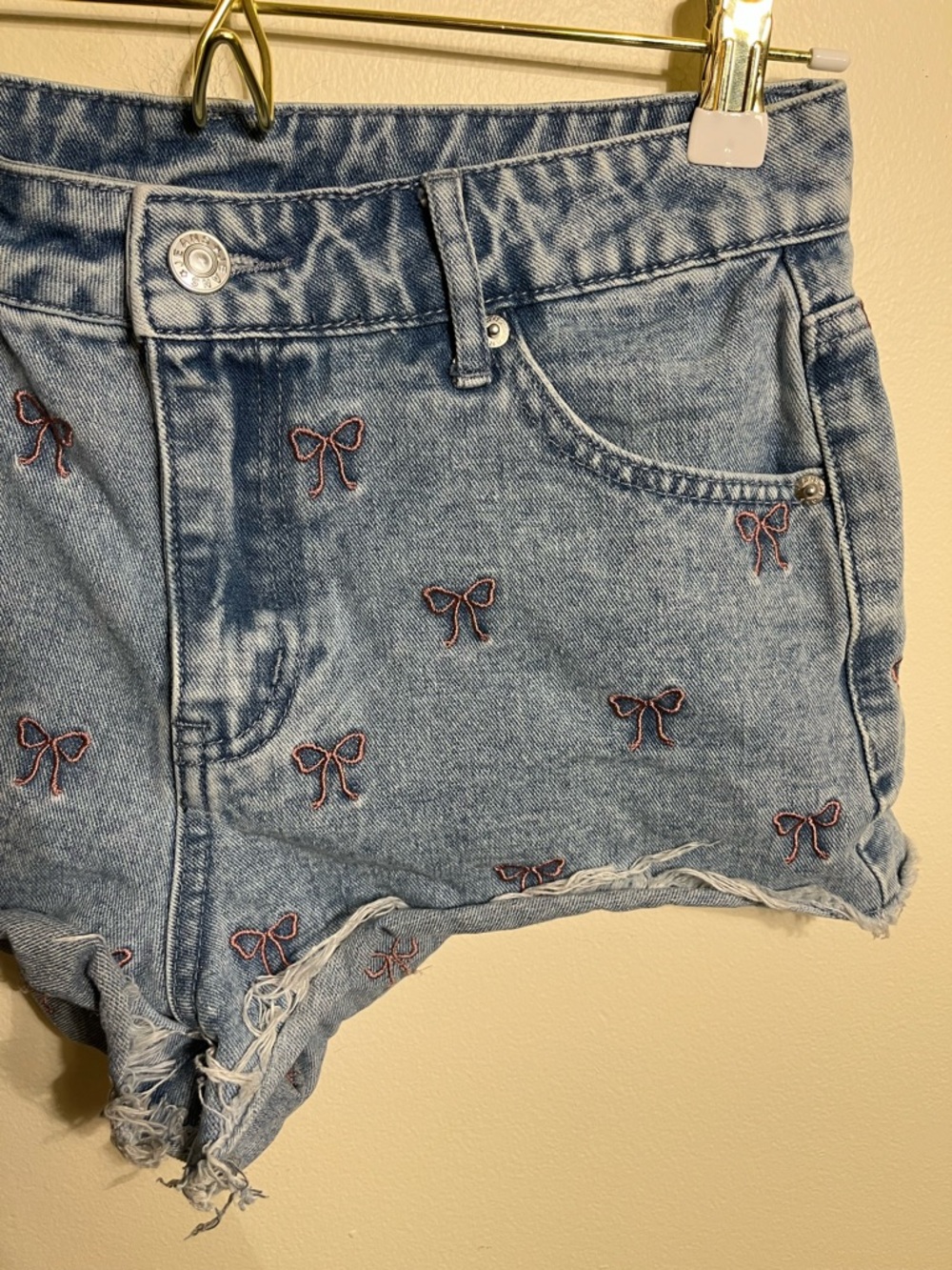CARBON Women’s Light Blue Bow Embroidered Denim Shorts
